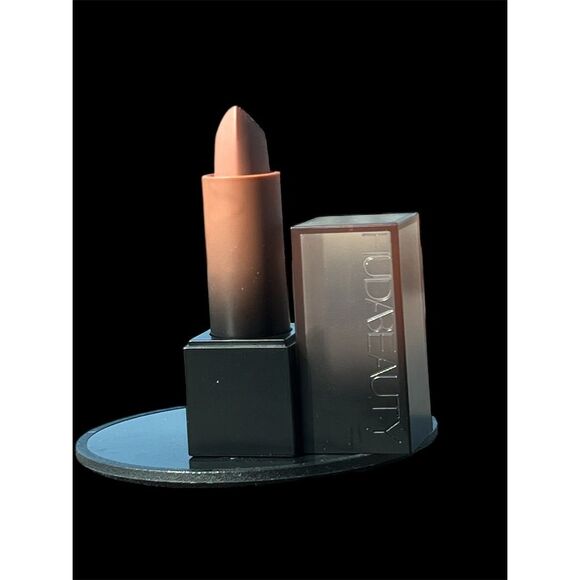 HUDA Beauty Power Bullet Cream Lipstick in Hustla - Picture 6 of 7